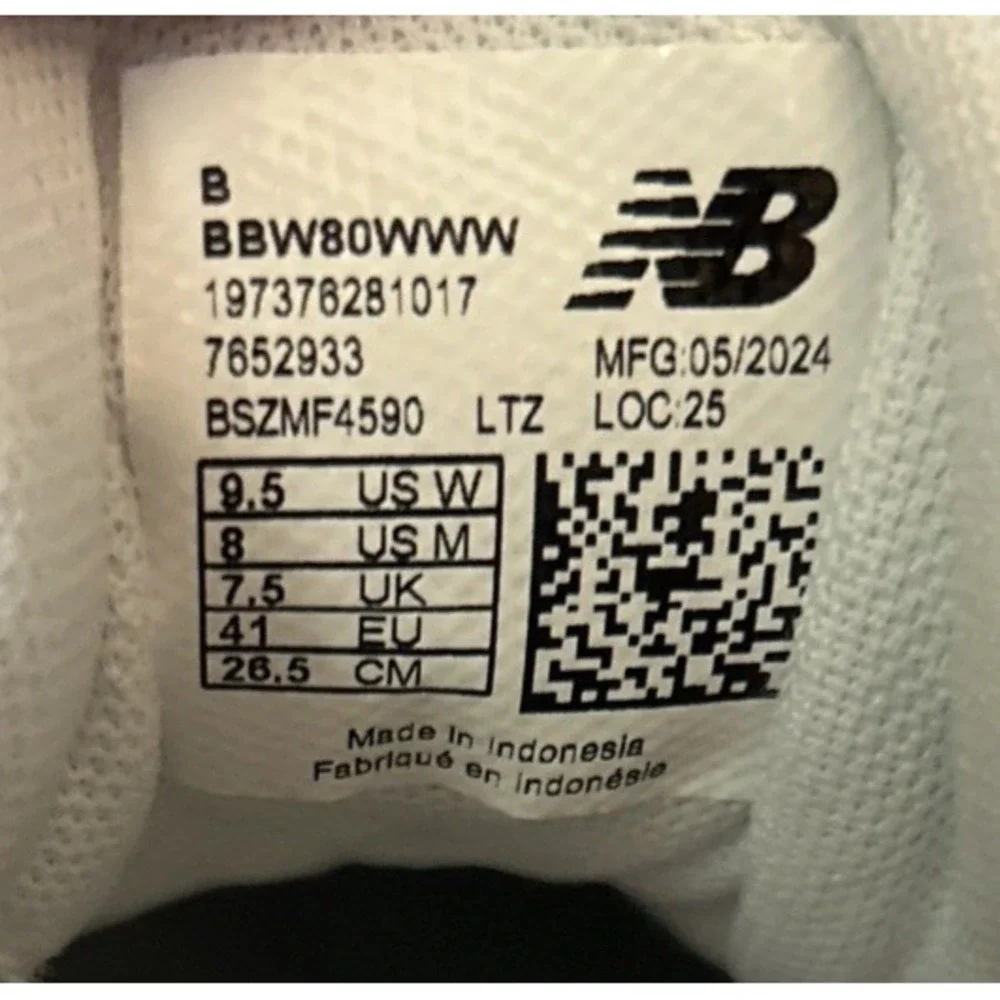 New Balance Women's Size 9.5  Men's Size 8 Lifestyle Shoes White/White